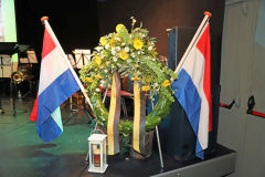 16 Krans voor oorlogsmonument (Foto Ad Hartjes)