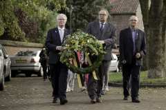 43 Kranslegging door wethouder Jan Hoskam en Frans Lucas (Foto Wim Roelsma)