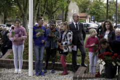 44 Leggen van bloemen door jeugd (Foto Wim Roelsma)