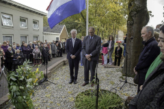 47 Kranslegging door wethouder Jan Hoskam en Frans Lucas (Foto Wim Roelsma)