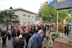 50 Bezoekers leggen bloemen (Foto Ad Hartjes)