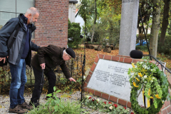 51 bezoekers leggen bloemen (Foto Ad Hartjes)
