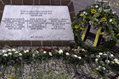 52 Oorlogsmonument met krans en bloemen (Foto Wim Roelsma)