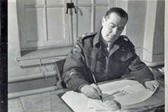 Army Numerical e999917494 p28 Kamp Vught Lt J E DeGuire 21-23 april - Copy (2)