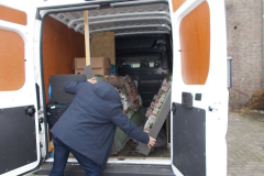 Met vereende krachten is de maquette in de bus geplaatst