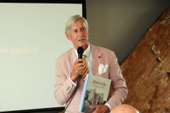 2019-06-30 Presentatie boek Meerwijk in kasteeltje Meerwijk (24) Uitreiking presentie exemplaren aan van Rappart en Thije-Hannes