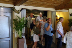 2019-06-30 Presentatie boek Meerwijk in kasteeltje Meerwijk (27) Uitdelen boek aan voor-inschrijvers