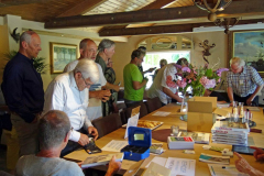 2019-06-30 Presentatie boek Meerwijk in kasteeltje Meerwijk (28) Uitdelen boek aan voor-inschrijvers