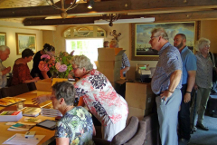 2019-06-30 Presentatie boek Meerwijk in kasteeltje Meerwijk (30) Uitdelen boek aan voor-inschrijvers