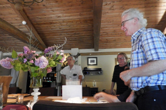 2019-06-30 Presentatie boek Meerwijk in kasteeltje Meerwijk (34) Uitdelen boek aan voor-inschrijvers