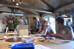 2019-06-30 Presentatie boek Meerwijk in kasteeltje Meerwijk (35) Uitdelen boek aan voor-inschrijvers