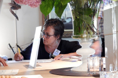 2019-06-30 Presentatie boek Meerwijk in kasteeltje Meerwijk (36) Uitdelen boek aan voor-inschrijvers