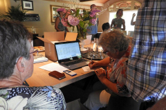 2019-06-30 Presentatie boek Meerwijk in kasteeltje Meerwijk (39) Uitdelen boek aan voor-inschrijvers