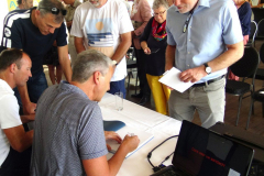 2019-06-30 Presentatie boek Meerwijk in kasteeltje Meerwijk (41) Rob en  Bertie signeren